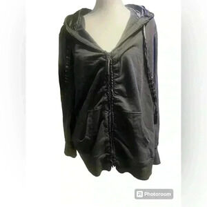 Women’s gray hooded lightweight jacket with front pockets. Ruffle on zipper